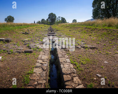 LUNI, Massa Carrara, ITALIEN - Juni 2, 2019: Archäologische Überreste von antiken römischen Zeiten an Luni. Aka Portus Lunae. Alte Entwässerungskanal, für Wasser. Stockfoto