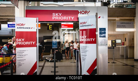 Nantes, Frankreich - 7. August 2018: Blick von Innen Nantes Atlantique International Airport Ticket Office im Sommer Stockfoto