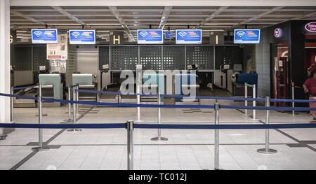 Nantes, Frankreich - 7. August 2018: Blick von Innen Nantes Atlantique International Airport Ticket Office im Sommer Stockfoto