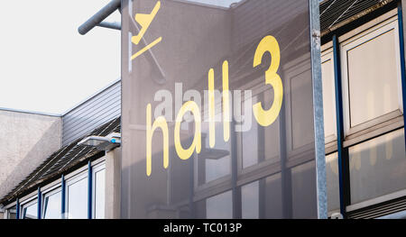 Nantes, Frankreich - 7 August, 2018: Blick auf Halle 3 Tor der Internationale Flughafen Nantes Atlantique im Sommer Stockfoto