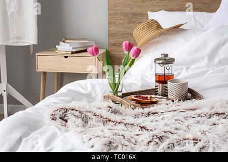 Fach mit leckeren Frühstück am Bett Stockfoto