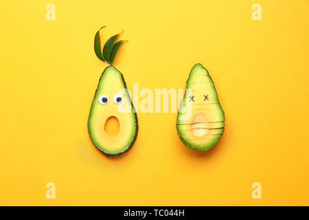 Kreative Komposition mit Avocado auf farbigen Hintergrund Stockfoto