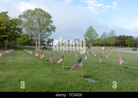 Amerikanische Fahnen am Grab Marker in den nationalen Friedhof für Memorial Day in Bourne, Massachusetts, USA Stockfoto