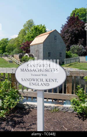 Das historische Dexter Grist Mill in Sandwich, Cape Cod, Massachusetts, USA mit Vorzeichen mit Partnerstädten Sandwich, Kent, England Stockfoto