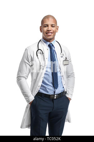 Stattliche Afro-amerikanische Arzt auf weißem Hintergrund Stockfoto