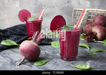 Gläser für frische Zuckerrüben Smoothie auf Tisch Stockfoto