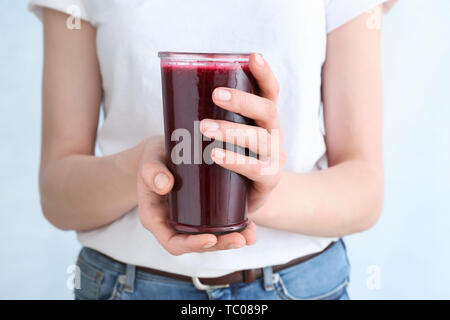 Frau mit Glas frischen Zuckerrüben Smoothie, Nahaufnahme Stockfoto