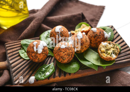 Leckere falafel Kugeln und Spinat auf Holzbrett Stockfoto