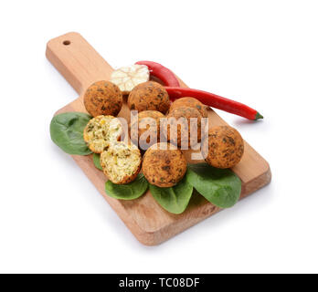 Vorstand mit leckeren Falafelkugeln auf weißem Hintergrund Stockfoto