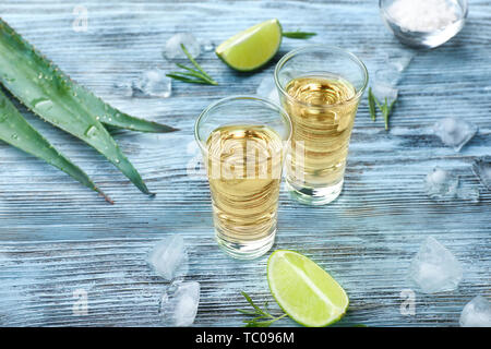 Schüsse von Tequila auf hölzernen Tisch Stockfoto