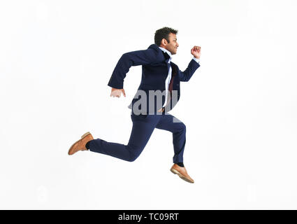 Laufende Geschäftsmann vor weißem Hintergrund Stockfoto