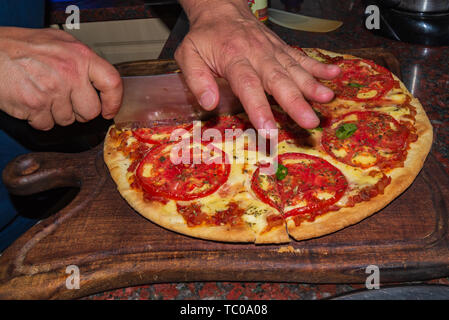 Pizza. Frische Italienische neapolitanischen, Basilikum und Tomaten auf einer hölzernen Tisch Stockfoto