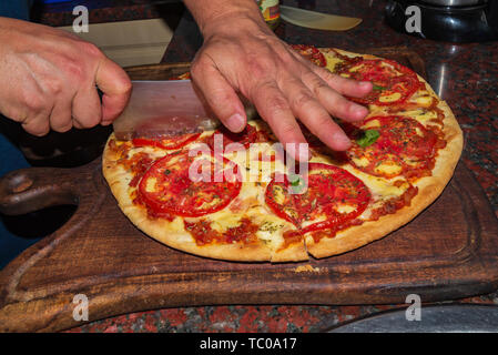 Pizza. Frische Italienische neapolitanischen, Basilikum und Tomaten auf einer hölzernen Tisch Stockfoto