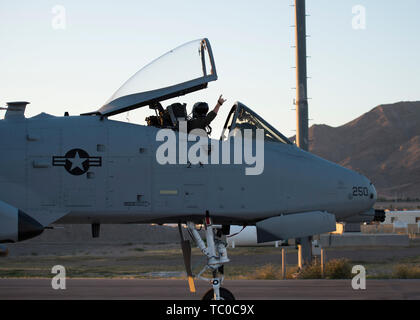 Ein Pilot in eine A-10 Thunderbolt II an die 190 Fighter Squadron vom Idaho Air National Guard zugeordnet bereitet zu - weg von der vorstartlinie an der Nellis Air Force Base, 3. Juni 2019 in Las Vegas, Nevada. Die IDANG Flieger an grünen Flag-West an der Nellis AFB. (U.S. Air National Guard Foto von älteren Flieger Mercedee Wilds) Stockfoto