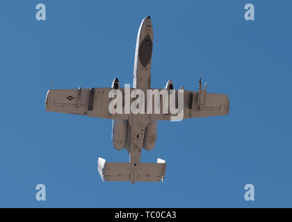 Eine A-10 Thunderbolt IIs der 190 Fighter Squadron vom Idaho Air National Guard zugewiesen ist - weg von der vorstartlinie an der Nellis Air Force Base, 3. Juni 2019 in Las Vegas, Nevada. Die IDANG Flieger an grünen Flag-West an der Nellis AFB. (U.S. Air National Guard Foto von älteren Flieger Mercedee Wilds) Stockfoto