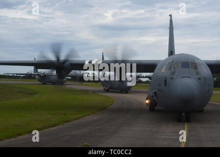 Drei Super C-130J Hercules, der 37Th Airlift Squadron auf der Air Base Ramstein, Deutschland, zur Startbahn rollen zugewiesen, bevor Sie die Einnahme und die Teilnahme an einer Ausbildung praxis Flug in der Nähe von Cherbourg, Frankreich, 2. Juni 2019. Während der zweiten Hälfte der Formation die Leitung C-130J, geflogen von Oberstleutnant Alex Miller, 37. als Chief Pilot, und Kapitän Joe Rippe, 37 als Co-pilot, senkte die Rampe eine amerikanische Flagge, wo es in der Wind über die Strände der Normandie winkte anzuzeigen. (U.S. Air Force Foto von älteren Flieger Kristof J. Rixmann) Stockfoto