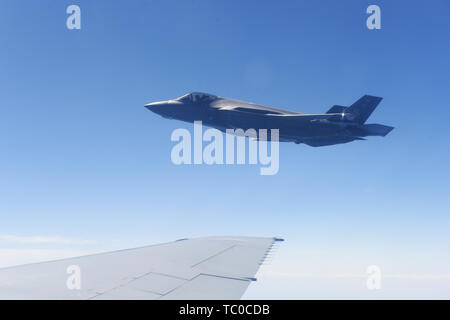 Eine F-35 Lightning II Pilot fliegen in Formation mit einem KC-10 Extender während einer Antenne Training Mission, während des Betriebs Astral Ritter 19 über der Adria, 3. Juni 2019 zu tanken. Astral Ritter ist eine gemeinsame, multinationale Übung in verschiedenen Orten in Europa, mit mehr als 900 Piloten an der Übung teilnehmen. (U.S. Air Force Foto: Staff Sgt. Joshua R. M. Brombeere) Stockfoto