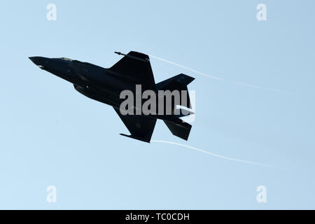 Eine F-35A Lightning II Kampfflugzeug nimmt während des Astralen Knight 2019 am 3. Juni 2019, in Aviano Air Base, Italien. Die US Air Force hat ein Geschwader der F-35A Lightning II Kampfjets, Flieger, und der zugehörigen Ausrüstung zu Aviano Air Base, Italien, aus der 388. und der 419th Fighter Wings, bei Hill AFB, Utah eingesetzt. (U.S. Air Force Foto von Tech. Sgt. Jim Araos) Stockfoto