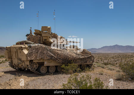 Soldaten vom 1.BATAILLON, 163 Cavalry Regiment, Montana Army National Guard, Position ihre Bradley kämpft für eine defensive Angriff Training am National Training Center (NTC) in Fort Irwin, Kalifornien, USA, 1. Juni 2019. Einen Monat lang NTC-Rotation bietet mehr als 4.000 Service Mitglieder aus 31 Staaten, darunter Einheiten aus 13 nationalen Schutz Staaten und Territorien, mit realistischen Ausbildung ihrer Bekämpfung, Unterstützung und Erhaltung Fähigkeiten zu verbessern. (Foto: Cpl. Alisha Grezlik, 115 Mobile Public Affairs Abteilung) Stockfoto