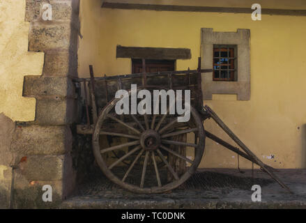 Alte hölzerne Warenkorb auf gelbem Hintergrund. In spanischem Stil. Stockfoto