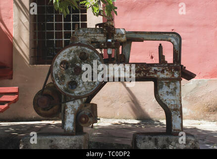 Alte und rostige elektrische Metall Schneidemaschine in einer Straße, in der sich das verlassene Dorf von Granadilla, Cáceres - Spanien Stockfoto