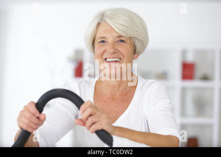 Ältere Frau zu Fuß auf einem Laufband während der Physiotherapie Stockfoto