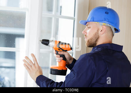 Männliche Builder mit einer Bohrmaschine Stockfoto