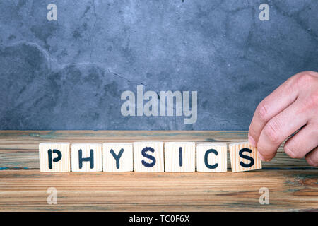 Physik - Wort aus Holz Buchstaben Stockfoto