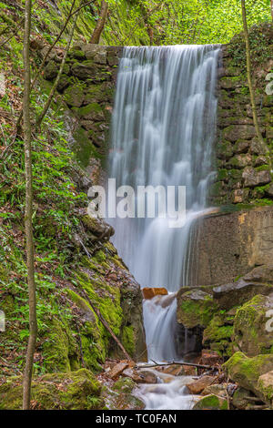 Wasserfall in der Schlucht Rastenbach am See Kaltern, Südtirol Stockfoto