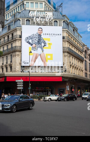 PARIS, Frankreich, 25. Mai 2019 in Paris: Galeries Lafayette auf dem Boulevard Haussmann entfernt. Galeries Lafayette ist einer der beliebtesten Einkaufszentren in Paris. Stockfoto