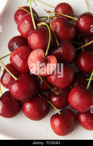 Noch fotografische Bilder von Kirschen und Heidelbeeren Stockfoto