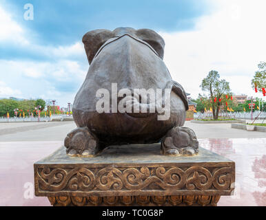 Elefant Statue vor dem Tor des Konfuzius kulturelle Stadt, suixi County, Provinz Guangdong Stockfoto