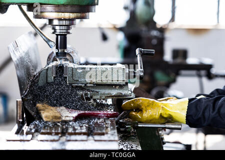 Arbeitnehmer arbeiten withdrilling Maschine in der Werkhalle Stockfoto