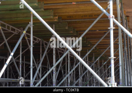 Metall Bau einer provisorischen Konzert Szene von Rohren und Holzböden Stockfoto