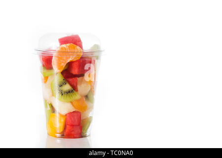 Frisches Obst in einem Plastikbecher auf weißem Hintergrund Stockfoto