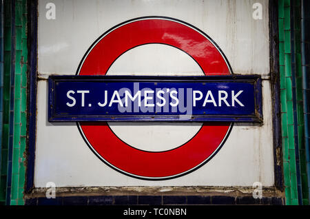 Station name Zeichen an der Wand der St. James's Park Station in der Londoner U-Bahn Netz. Stockfoto