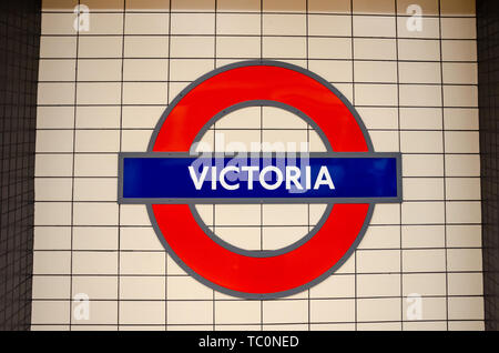 Station name Zeichen an der Wand der Victoria Station in der Londoner U-Bahn Netz. Stockfoto
