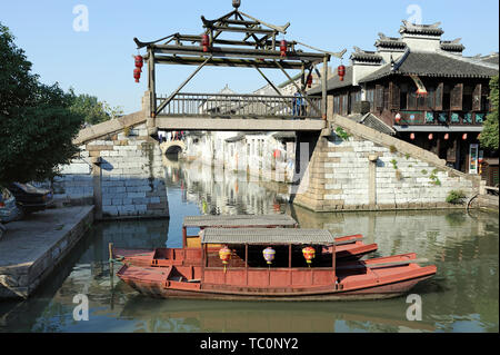 Tongli, China - November 28, 2008:. Eine einzigartige hölzerne Brücke am Eingang in die Stadt Tongli Pearl Pagode landschaftlich reizvollen Gegend in der Provinz Jiangsu China Stockfoto