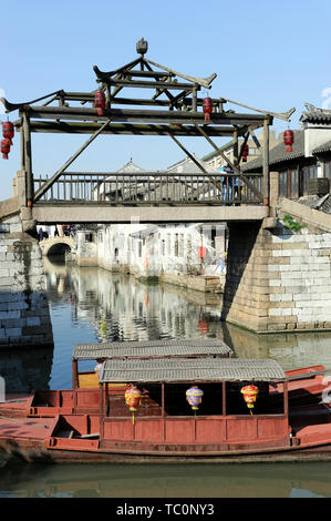 Tongli, China - November 28, 2008:. Eine einzigartige hölzerne Brücke am Eingang in die Stadt Tongli Pearl Pagode landschaftlich reizvollen Gegend in der Provinz Jiangsu China Stockfoto