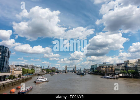 Ein Blick auf die Themse von der London Bridge in Richtung Tower Bridge suchen. Stockfoto