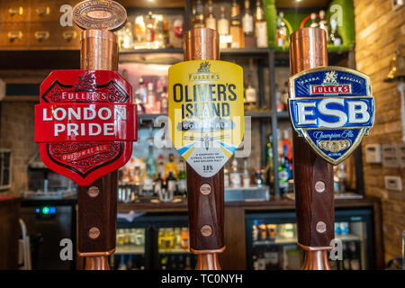 Bier Pumpen auf eine Bar in einem englischen Pub in London, Großbritannien Stockfoto