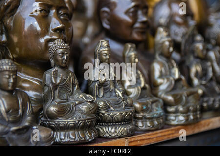 Bodhisattva und Buddha Statuen in Panjiayuan antique Sparsamkeit Markt Stockfoto