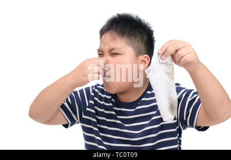 Fat Boy Holding schmutzig stinkenden Socken auf weißem Hintergrund, unangenehmen Geruch Konzept Stockfoto