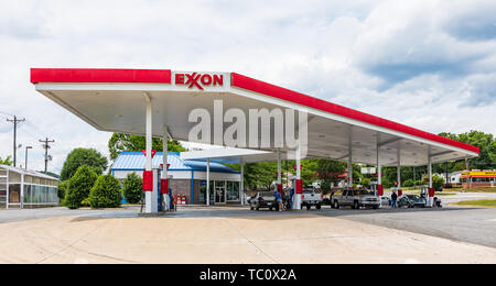 MARION, NC, USA -5/31/19: Ein Exxon Gas Station von Markise abgedeckt. Stockfoto