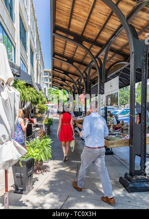 ASHEVILLE, NC, USA -5/31/19: Menschen zu Fuß durch den überdachten Anbieter Bereich in der Innenstadt von Asheville. Stockfoto