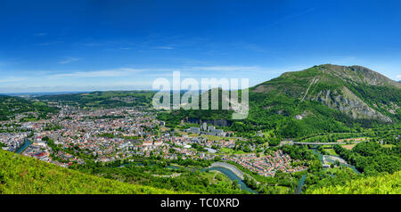 Panorama der Stadt Lourdes, berühmt für seine Pilgerreise, Frankreich Stockfoto