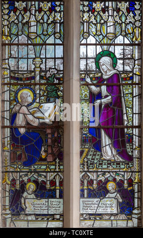 Glasfenster detail Saint Anne und Jungfrau Maria, Aldeburgh Kirche, Suffolk, England, UK c 1929 A K Nicholson Stockfoto