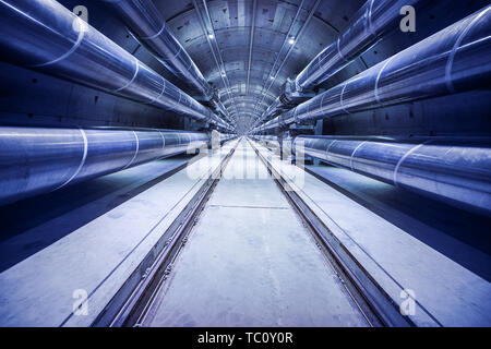 Pipeline Linien in der industriellen Tunnel Stockfoto