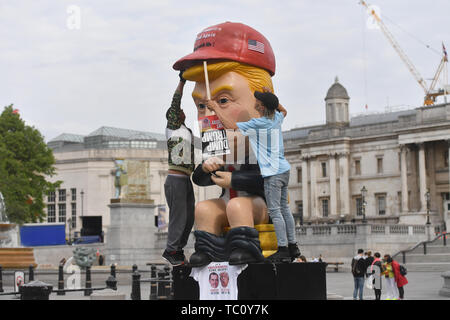 Einen 16 ft Roboter sprechen von US-Präsident Donald Trump sitzen auf einem gold wc auf dem Trafalgar Square, London Am zweiten Tag des Staatsbesuchs in Großbritannien durch US-Präsident Donald Trump. Stockfoto