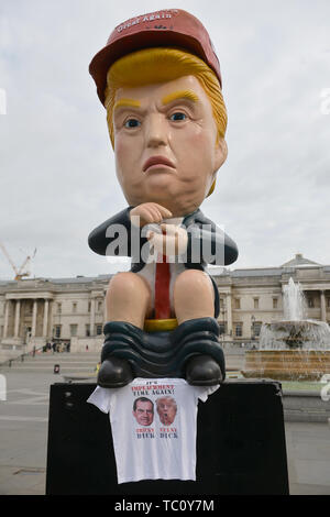 Einen 16 ft Roboter sprechen von US-Präsident Donald Trump sitzen auf einem gold wc auf dem Trafalgar Square, London Am zweiten Tag des Staatsbesuchs in Großbritannien durch US-Präsident Donald Trump. Stockfoto